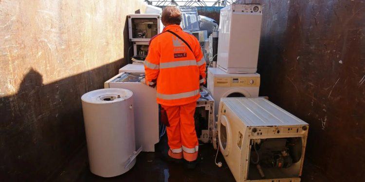 Raee, calo del 7% rispetto al 2021. Erion: “Comportamenti scorretti nel differenziare”