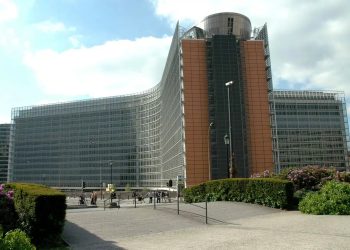 Polvere di grillo, il via libera Ue e la polemica tutta italiana