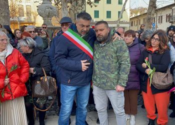 A Castiglione oltre 500 persone in piazza: “Vicini a Yana e alla sua famiglia”