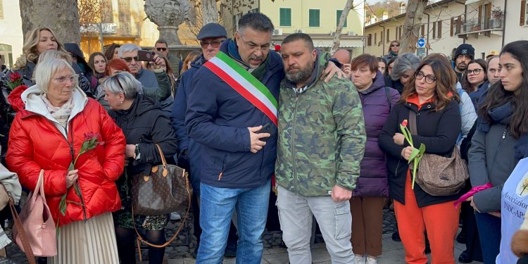 A Castiglione oltre 500 persone in piazza: “Vicini a Yana e alla sua famiglia”