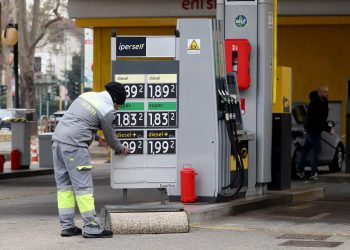 Carburanti, benzinai congelano lo sciopero dopo l’incontro con il governo