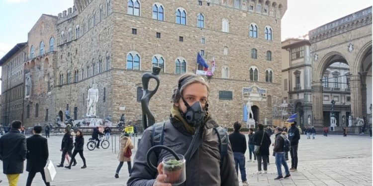 Il flashmob di Legambiente: “Respiriamo grazie alle piante, non soffochiamole”