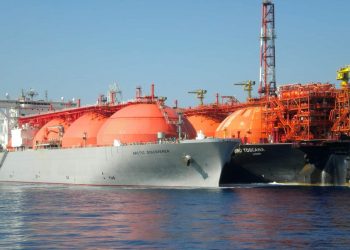 Il rigassificatore Snam partito da Singapore: tra 100 giorni sarà in servizio a Piombino