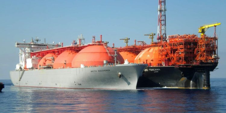 Il rigassificatore Snam partito da Singapore: tra 100 giorni sarà in servizio a Piombino