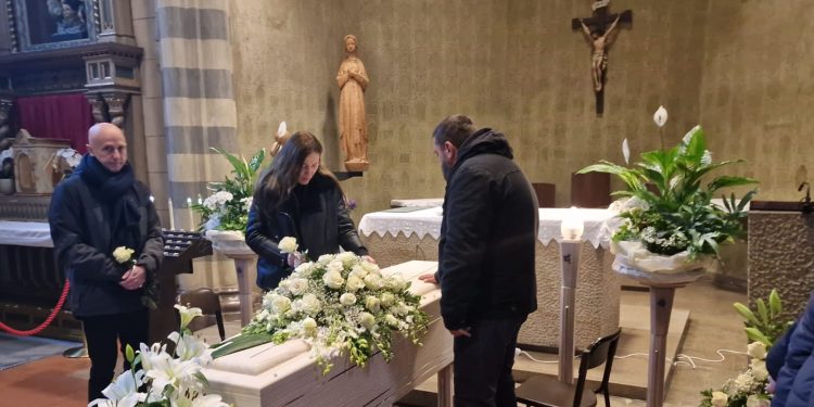 Tantissima gente per l’addio a Yana Malayko: “Eri come il sole”