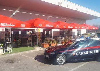 Importunano sua moglie al bar: lui va e spara (ma all’uomo “sbagliato”)