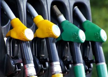 Governo avanti su prezzo medio carburanti: no di Antitrust e filiera