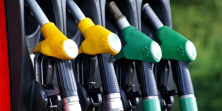 Governo avanti su prezzo medio carburanti: no di Antitrust e filiera