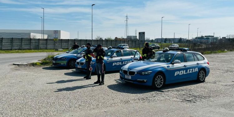 Controlli della polizia ai camion: oltre due terzi sono risultati irregolari