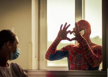 Grazie allo ‘Spiderman’ degli ospedali, i bimbi malati ritrovano il sorriso