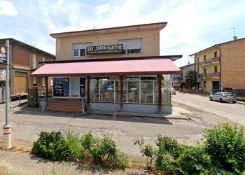 Accoltellato e rapinato per strada mentre va a comprare le sigarette