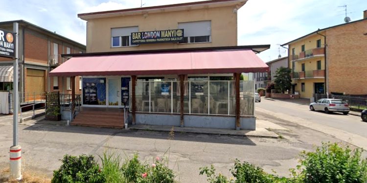 Accoltellato e rapinato per strada mentre va a comprare le sigarette