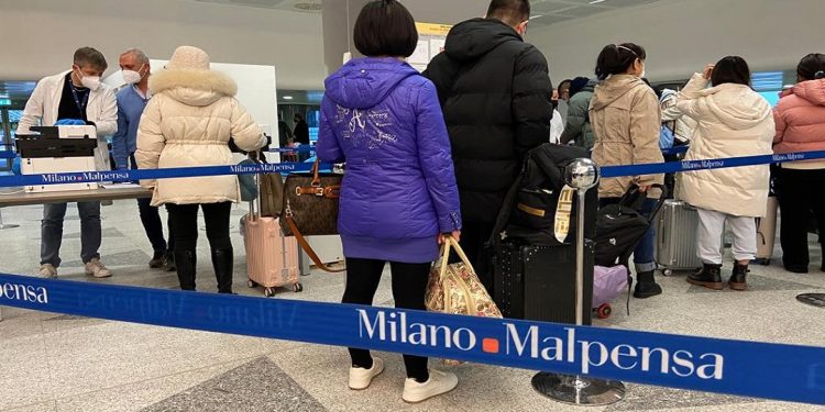 Covid, Bertolaso: stop a controlli per chi arriva in aereo dalla Cina