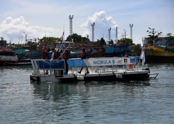 A Bali la prima volta di una barca ‘mangia plastica’ per ripulire il mare