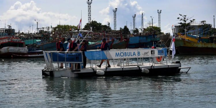 A Bali la prima volta di una barca ‘mangia plastica’ per ripulire il mare