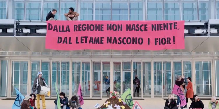 Extinction Rebellion scarica letame davanti al grattacielo della Regione Piemonte