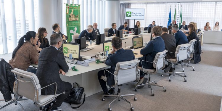 Prima riunione nuova Giunta, presidente Fontana: grande entusiasmo