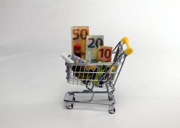 Imprese più resilienti ma corsa a inflazione “brucia” potere di acquisto delle famiglie