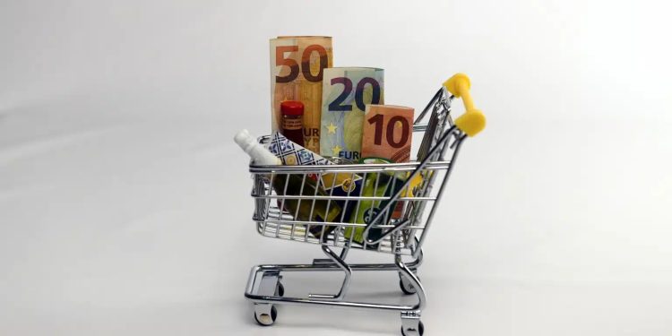 Imprese più resilienti ma corsa a inflazione “brucia” potere di acquisto delle famiglie