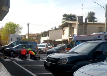 Precipita dal secondo piano mentre pulisce il condizionatore: morto un 90enne