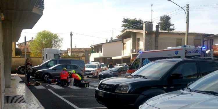 Precipita dal secondo piano mentre pulisce il condizionatore: morto un 90enne