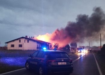 Incendio divora il tetto: villa devastata dalle fiamme