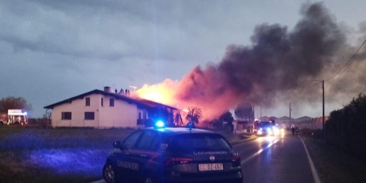 Incendio divora il tetto: villa devastata dalle fiamme