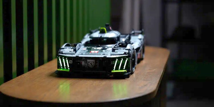 Arriva la Hypercar ibrida 9X8 di Peugeot in formato Lego: 1775 pezzi in scala 1:10