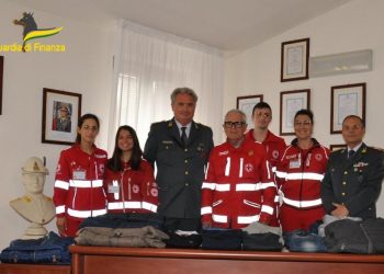 Castiglione: la Finanza dona alla Croce Rossa indumenti e scarpe contraffatti