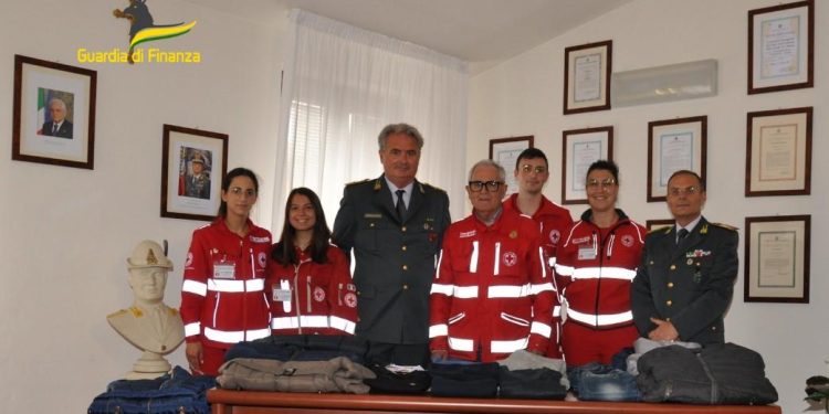 Castiglione: la Finanza dona alla Croce Rossa indumenti e scarpe contraffatti
