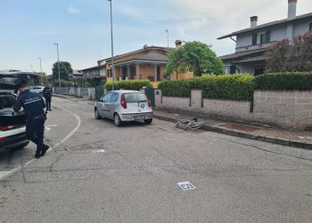 Investito mentre va in bicicletta: muore veterinario di 84 anni