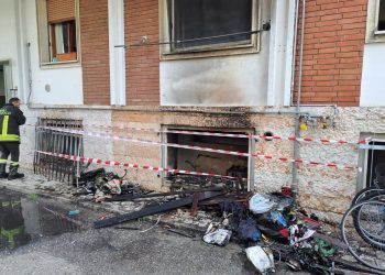 Mozzicone dentro dalla finestra: a fuoco una cantina ai Cinque Continenti