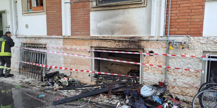 Mozzicone dentro dalla finestra: a fuoco una cantina ai Cinque Continenti