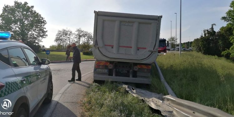 Malore mentre è a bordo del camion: muore il 49enne Matteo Nardi