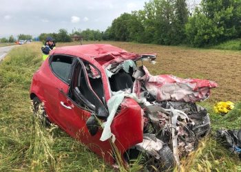 Sbanda e finisce in auto contro un camion carico di mattoni: muore una 23enne