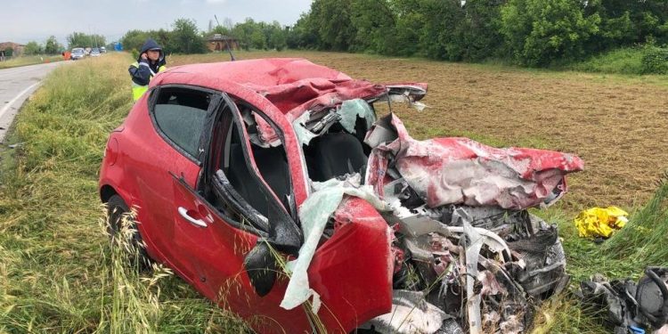 Sbanda e finisce in auto contro un camion carico di mattoni: muore una 23enne