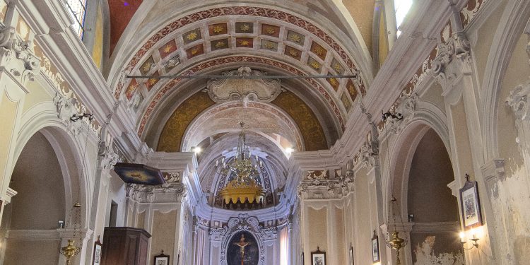 Castelgrimaldo, i parrocchiani e il parroco a caccia di fondi per la chiesa