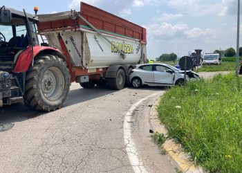 Schianto tra trattore e auto: illesa una donna