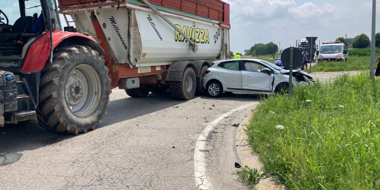 Schianto tra trattore e auto: illesa una donna