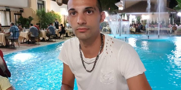 Papà di due bambini muore in ospedale tre giorni dopo l’incidente in moto