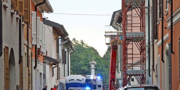 Precipita dal tetto di una casa ad Asola, grave muratore di 52 anni