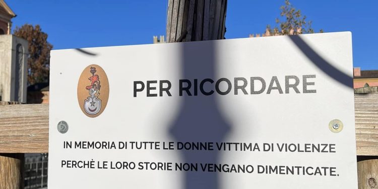 Goito, piantumato nei giardini di piazza Matteotti un albero contro la violenza sulle donne