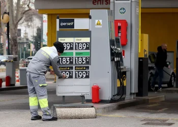 Prezzo benzina al minimo per 2023. Urso: “Cartello efficace”