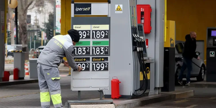 Prezzo benzina al minimo per 2023. Urso: “Cartello efficace”