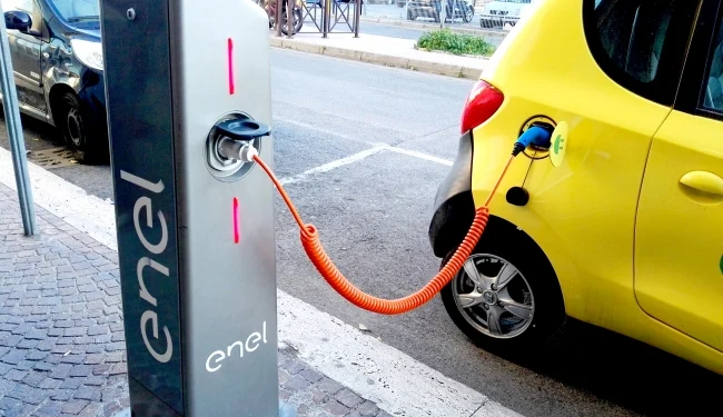 Solferino, installata in piazza Dalla Chiesa una colonnina di ricarica per veicoli elettrici