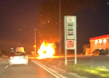 Asola: va a fuoco un’auto nel parcheggio della stazione di servizio