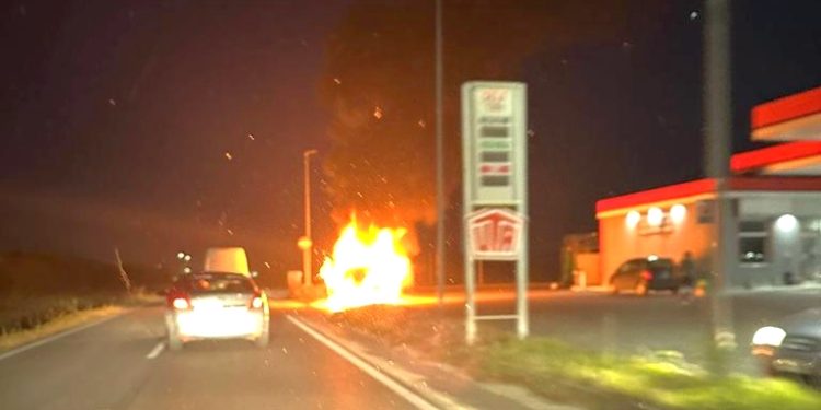 Asola: va a fuoco un’auto nel parcheggio della stazione di servizio