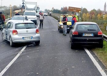 Mancata precedenza e schianto in auto: un 86enne in ospedale a Cremona