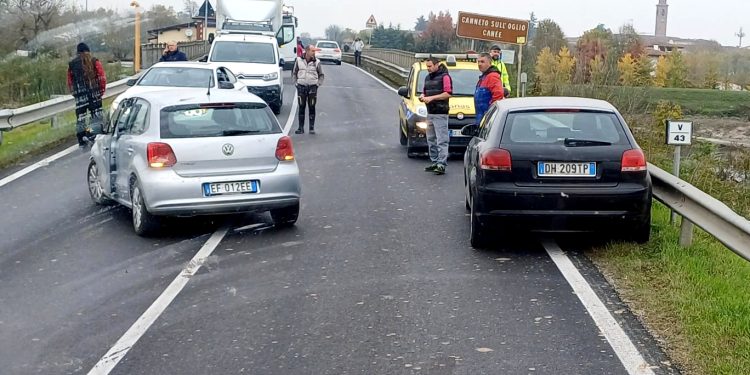Mancata precedenza e schianto in auto: un 86enne in ospedale a Cremona
