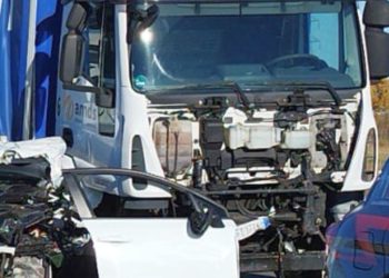 Schianto in auto contro un camion: grave una 38enne e in ospedale anche il figlio